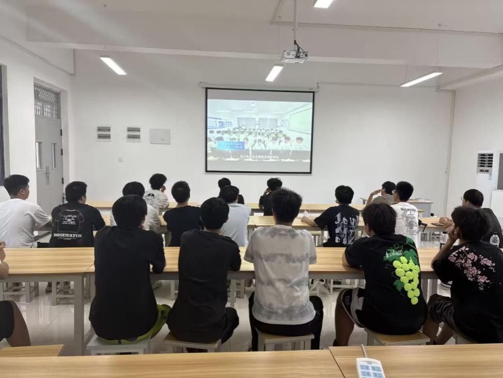 人工智能學(xué)院2025級新生專業(yè)介紹會暨信息電子技術(shù)服務(wù)專題順利舉辦