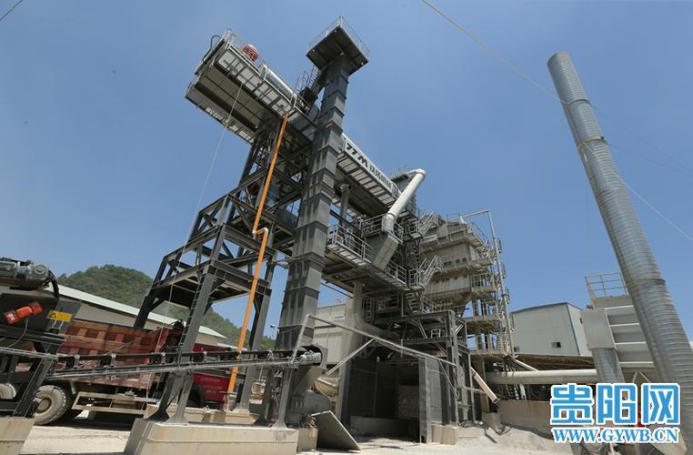 8月13日,在貴州筑城恒創(chuàng)建設(shè)工程有限公司龍井拌和站,堆放著6,7萬噸的