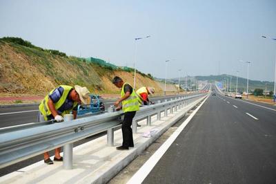 煙臺濱海路蓬萊段公路工程完成全路段瀝青鋪設，助力區域交通升級