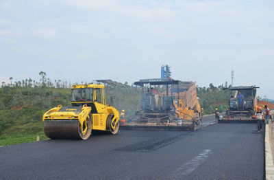 平文高速公路瀝青路面試驗段順利通過驗收，中鐵二十三局三公司穩(wěn)步推進路橋附屬工程